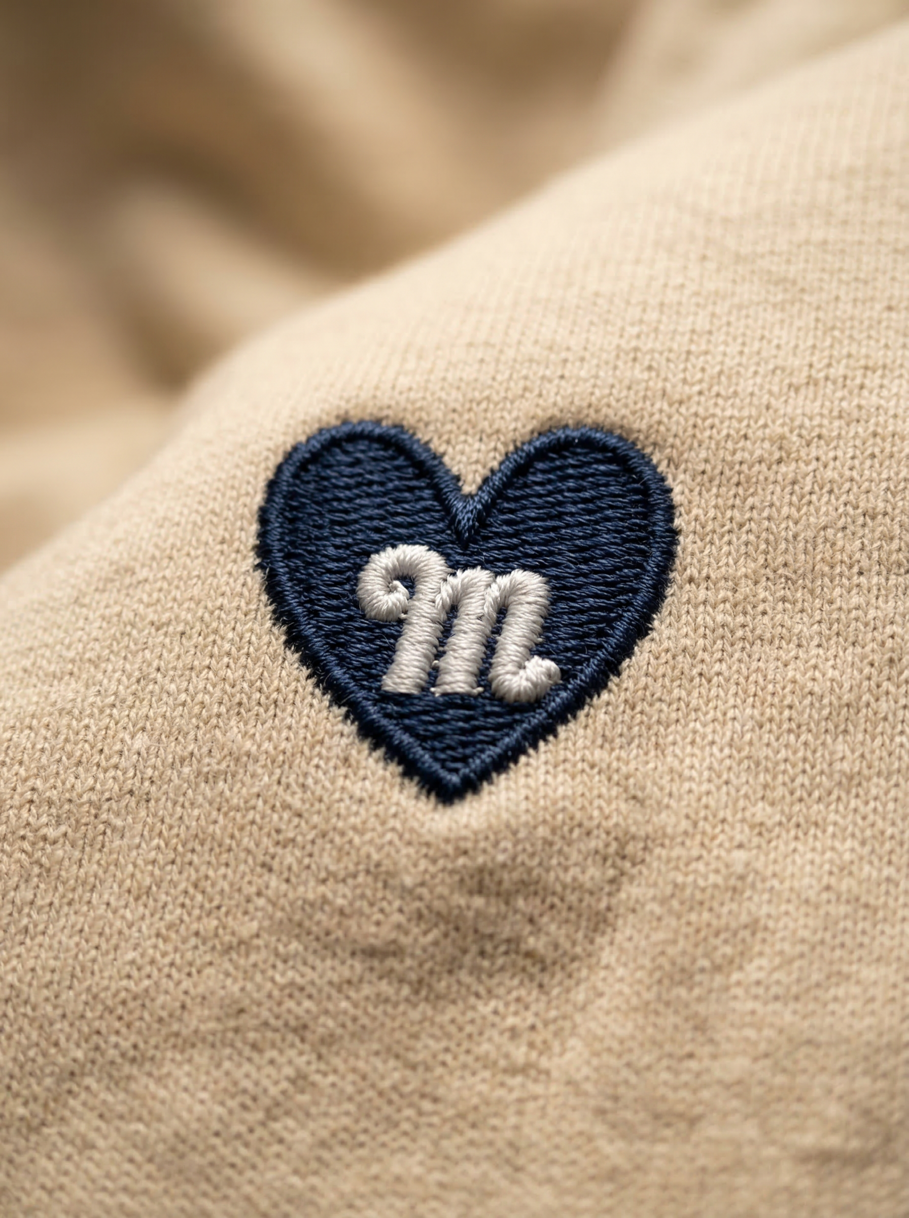 Hoodie Brodé — Le Câlin